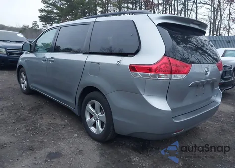 2014 Toyota Sienna Le V6 8 Passenger z USA, uszkodzony, nr VIN 5TDKK3DC1ES465531